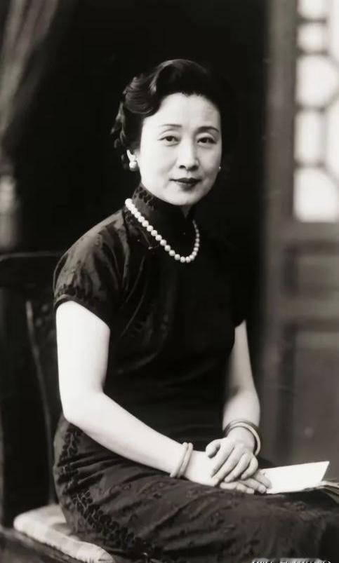 宋美龄106岁长寿真相曝光！医生翻她病历惊呆：癌症确诊后，她每天雷打不动做3件事