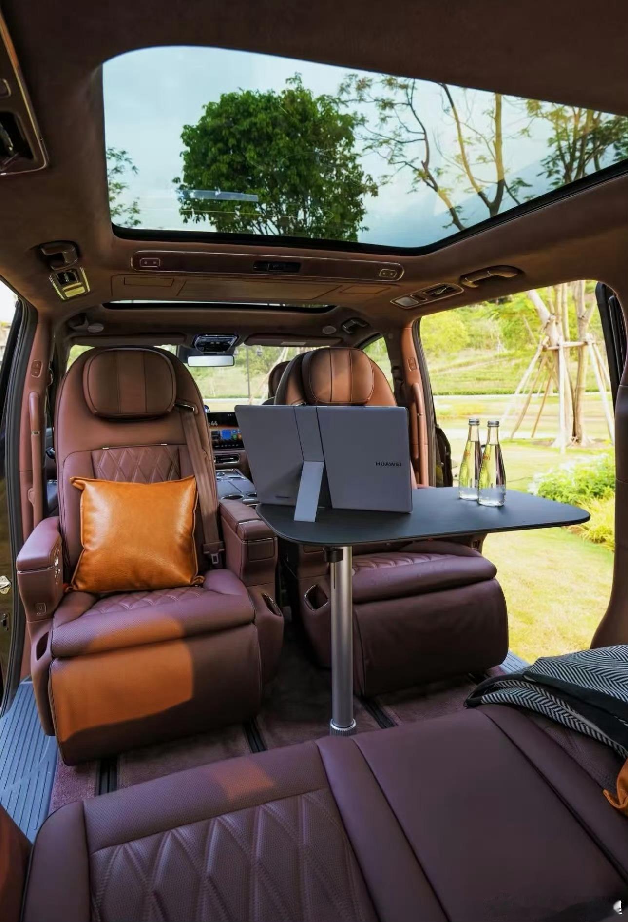 看到老师发的智界V9的内饰，这种对坐的感觉其实并不算首创，但是确实和原来的meg