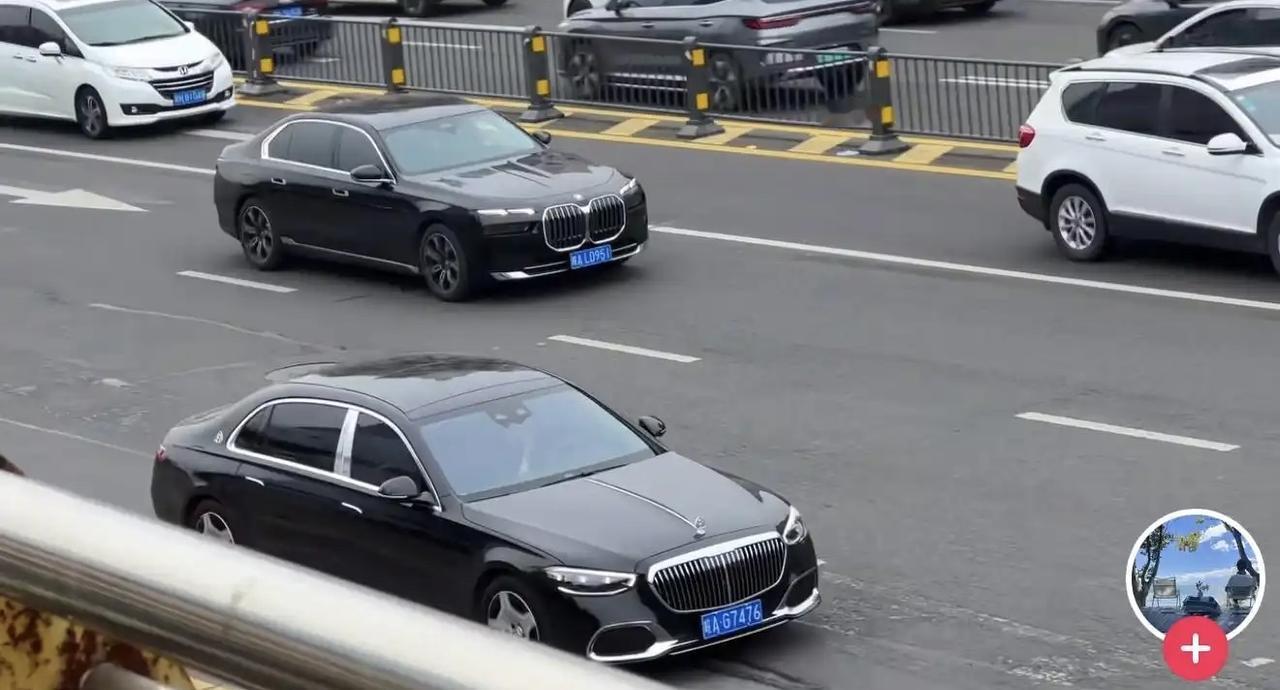 当宝马7系遇见迈巴赫，哪个更有气场？我想说，两者是商量好眯眯眼的吗？