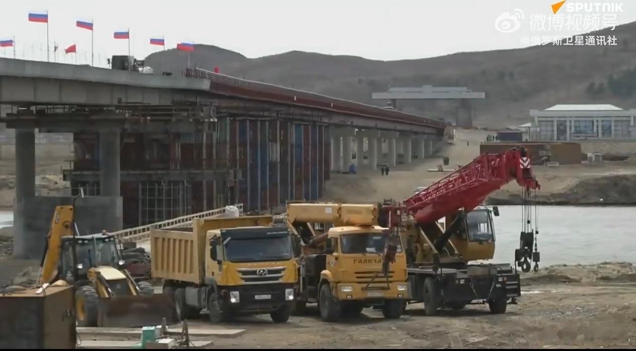 4月21日，俄罗斯和朝鲜合作的图们江下游公路大桥合拢工程完成。该桥距离水面的高度