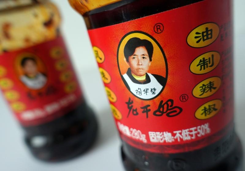 “老干妈你飘了啊！”——我一口辣油差点喷屏幕上。54亿？这不是2014年陶华碧甩