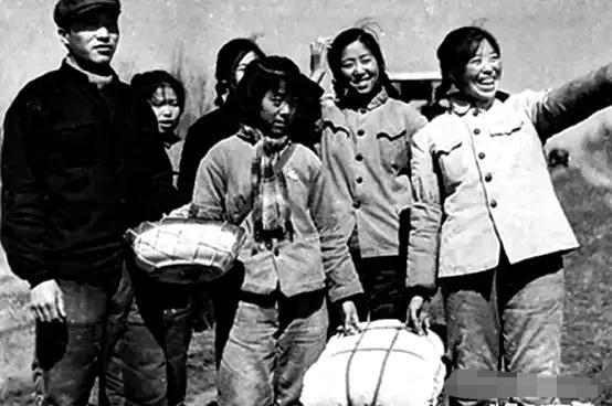 1977年秋，知青王建全因招工要去体检，他叫上女知青杜玉娟，知青点就剩他们两人，