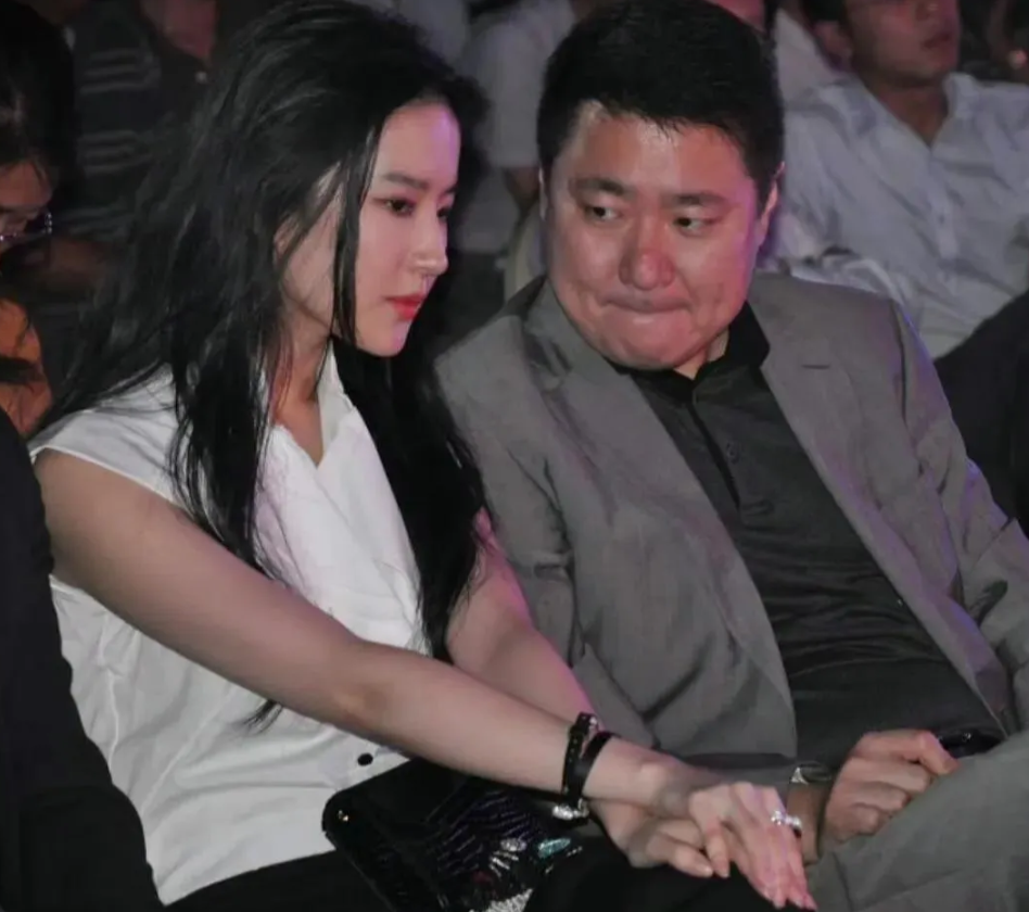 这张照片拍摄于2024年，美籍华人、影视女演员刘亦菲出席某活动时的情景。镜头中的