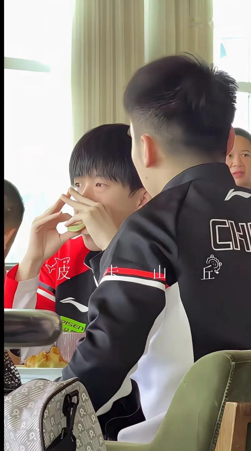 吃个面包前还要搭个小房子这孩子吃东西都是东看看西看看，一点没有安全感〈这手是