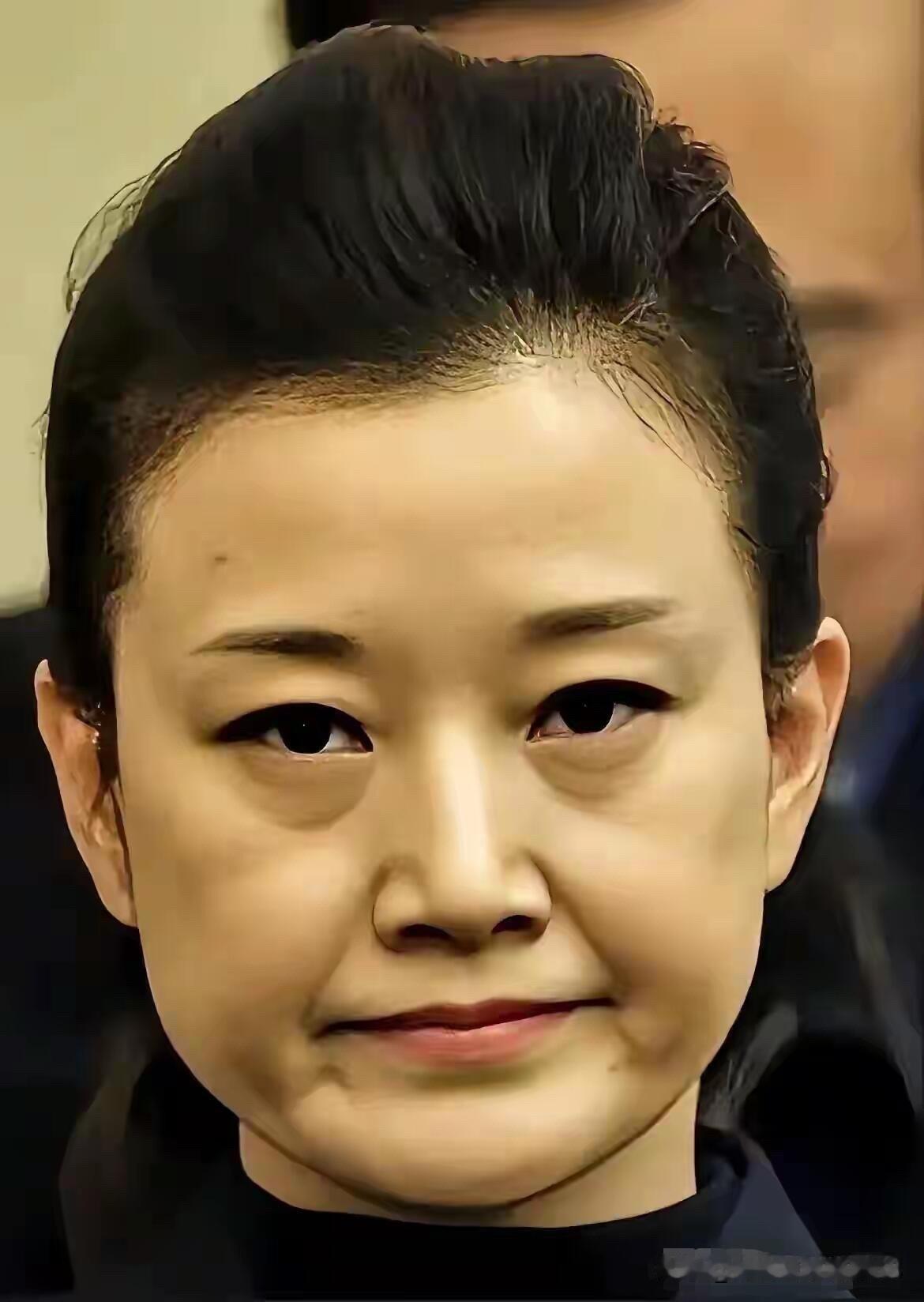 这么多年过去了，女神老了不少，头上清晰可见的白头发，还有黑眼圈，美人也难敌岁月流