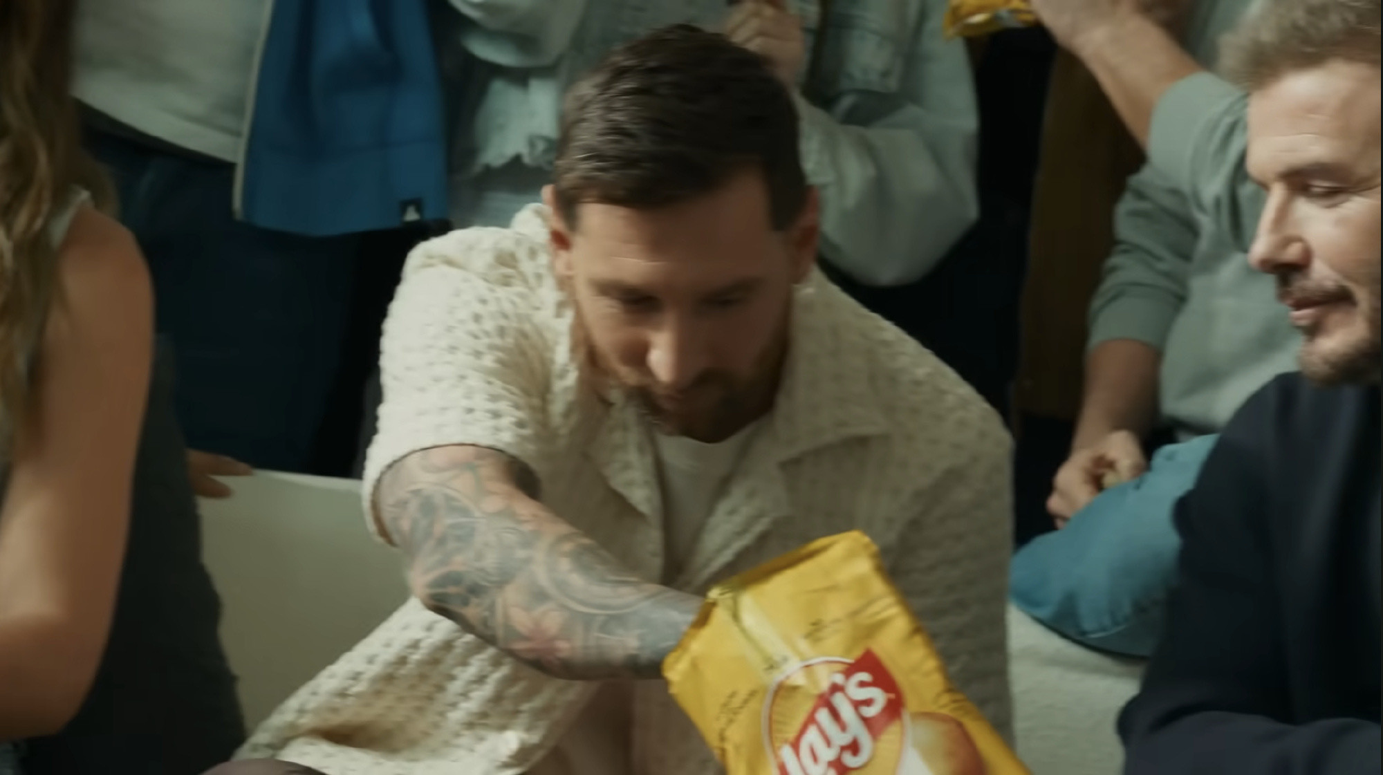 世界杯即将开赛观赛时刻的美食来了乐事FIFA世界杯限定款罐装包装有贝克汉姆和