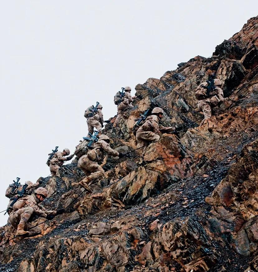 不得不服，解放军这身迷彩服，伪装效果太强了！战士们穿的迷彩服与背着的步枪，与