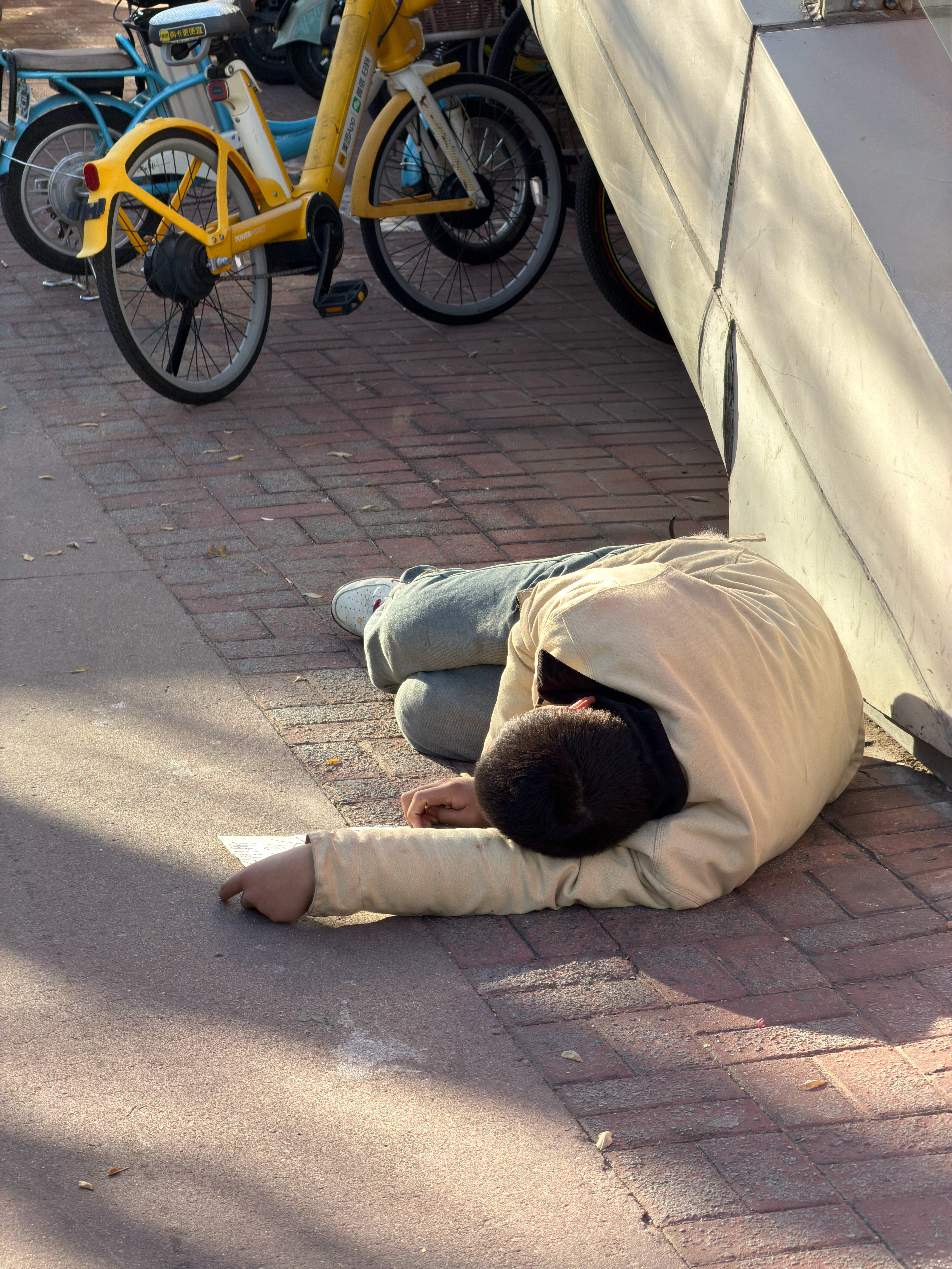 这哥们是不是在玩抽象啊？在这个位置躺了好几天了，我上下班路过都能看见，就这么躺着