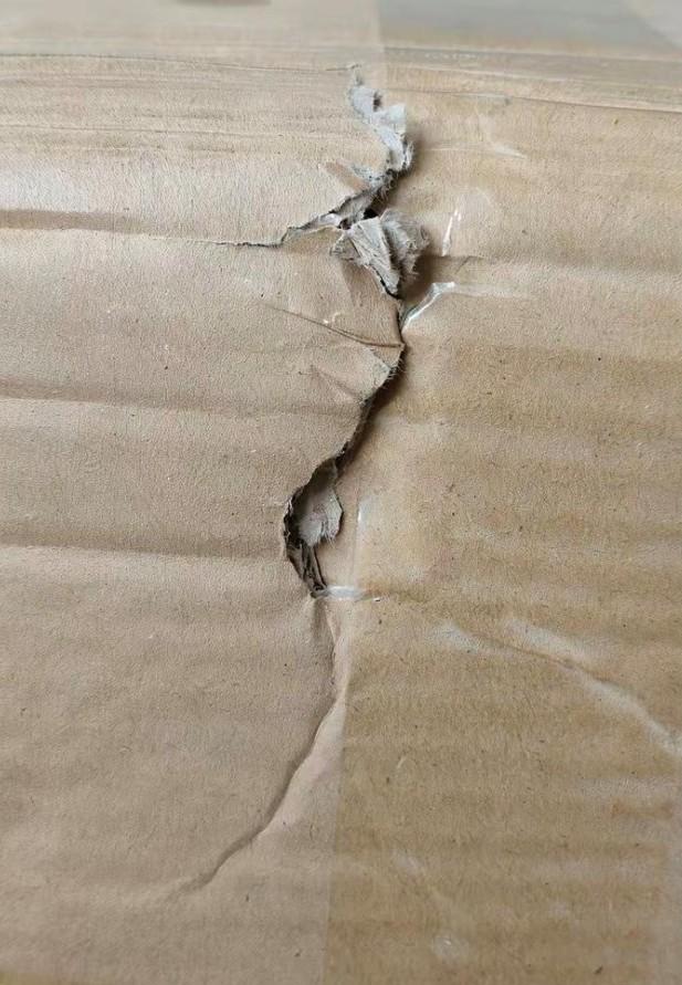 为何收到的快递，箱子上总有一道裂口，或是被戳破个窟窿？不知你没收到的快递是否也