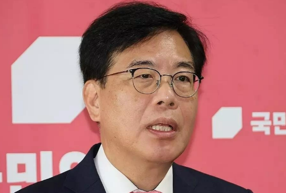 25日韩国国民力量党紧急对策委员长兼院内代表宋彦锡狠批共同民主党，将其提交的国民