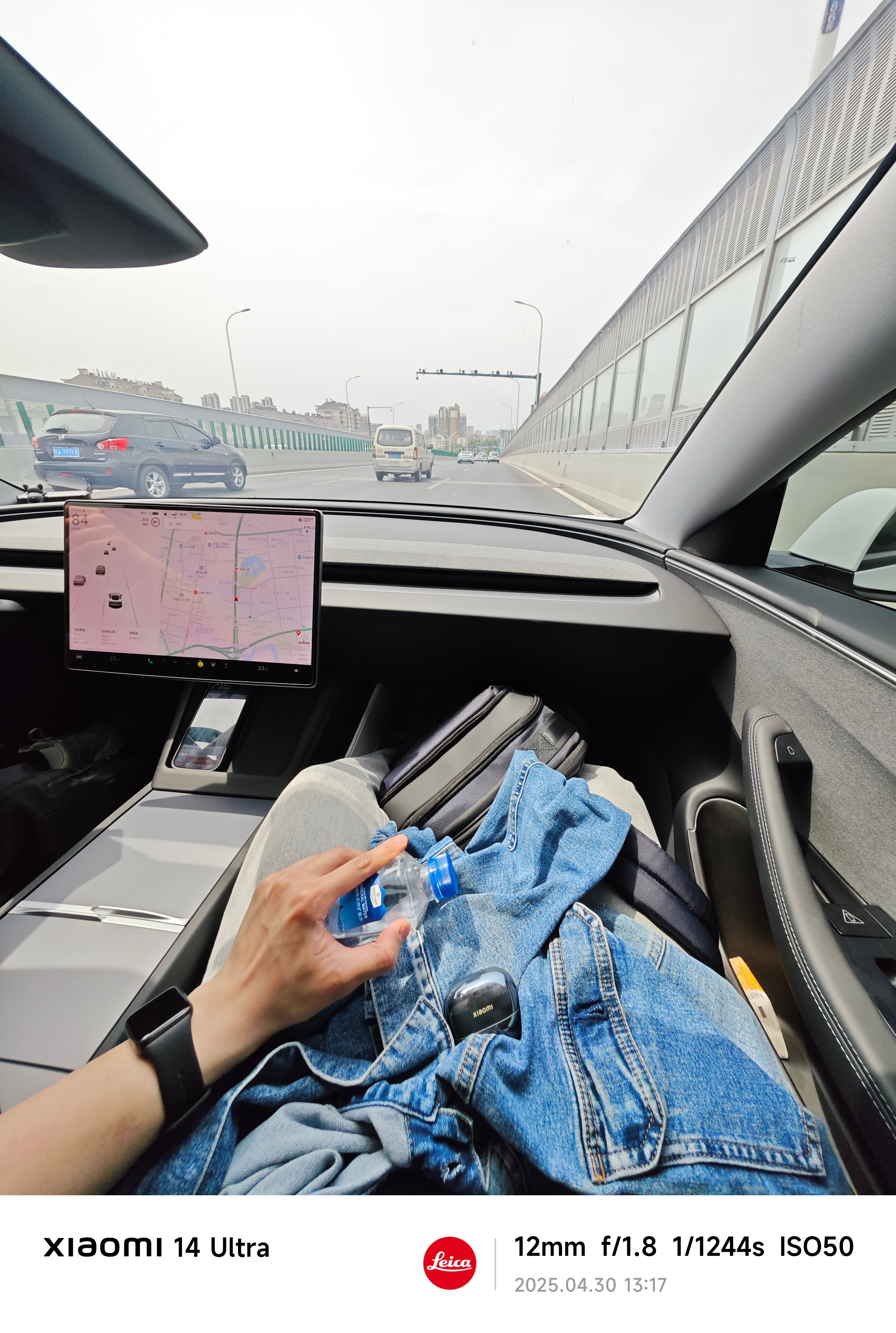 实在等不及候补票了，打了辆不到5000km的特斯拉Model3顺风车，回家～g