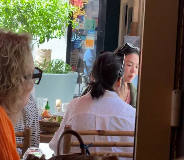 法国餐厅偶遇到宋慧乔，素颜示人的她没有网上夸的那么年轻女神，路人镜头下正在用餐的