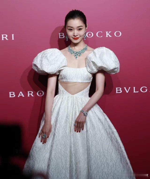 宝格丽这次找对人了，一眼就看到了宋轶身上的珠宝。刘亦菲输就输在脸太抢眼了。