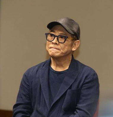 李连杰宣布与谢苗父亲节团聚，久别30年的深情相拥太好哭