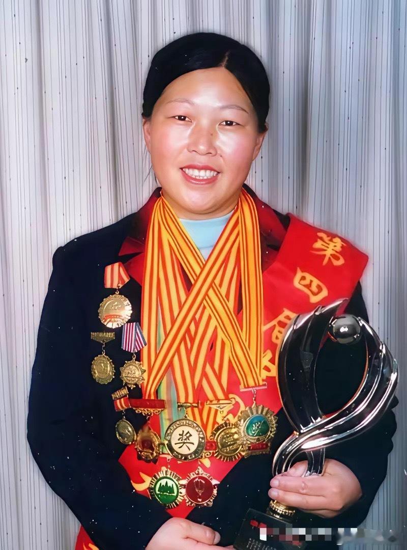 1985年，殷玉珍与白万祥结婚，新房在鄂尔多斯乌审旗河南乡的沙漠中，殷玉珍看着茫