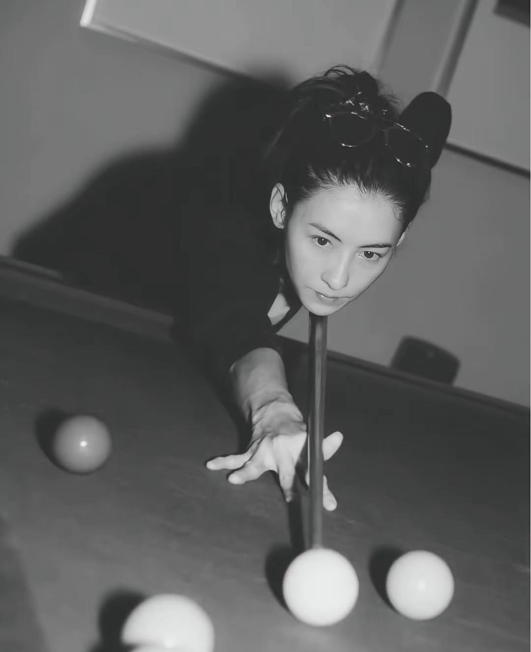 别再信“一万小时定律”了。张柏芝刚刚摔碎了这条规则。她没有在画架前苦练一万小