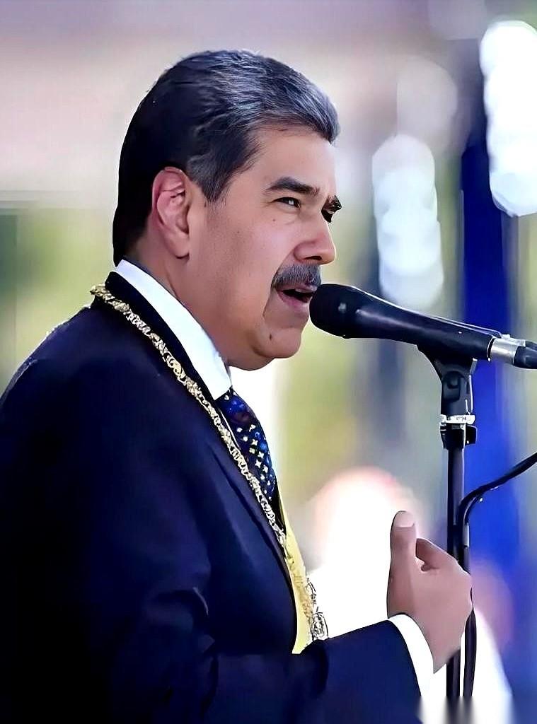 真的，就一声“噗嗤”。全场，瞬间死一样的寂静。台上那个男人，委内瑞拉总统马杜