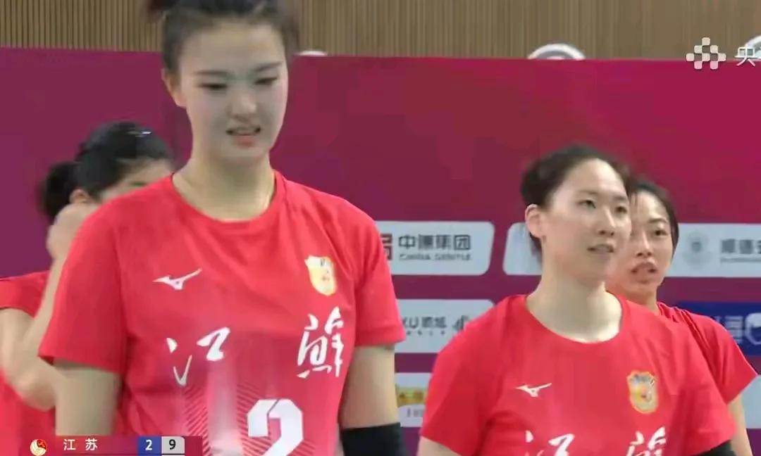 江苏女排虽然3：1赢了福建女排，但除了年轻主攻和年轻副攻表现尚可，其他队员表现一