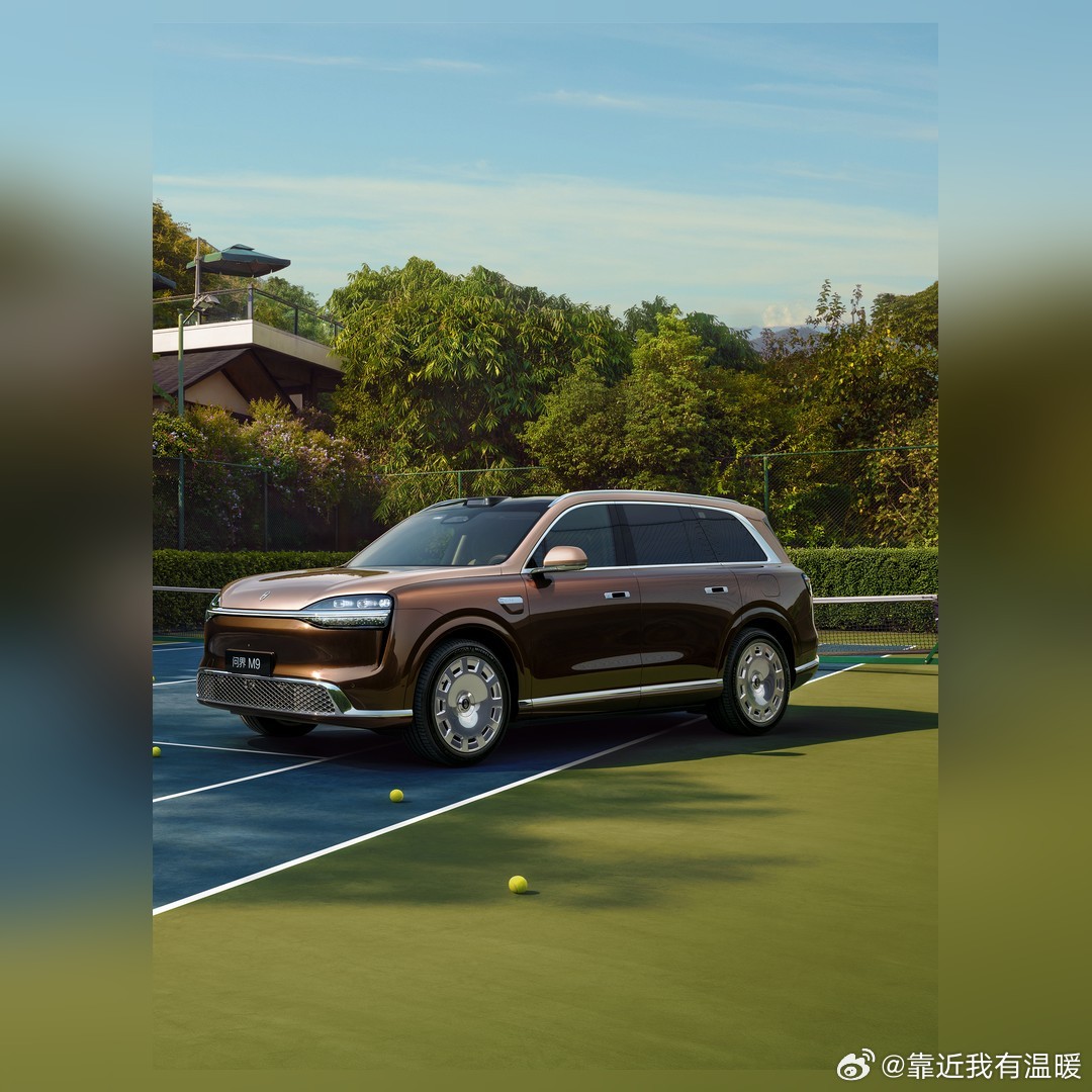 中国新豪华，我说两句我讲件事，余承东、张兴海现身深圳签约仪式。出席的有华为终端BG董事长余承东，还有