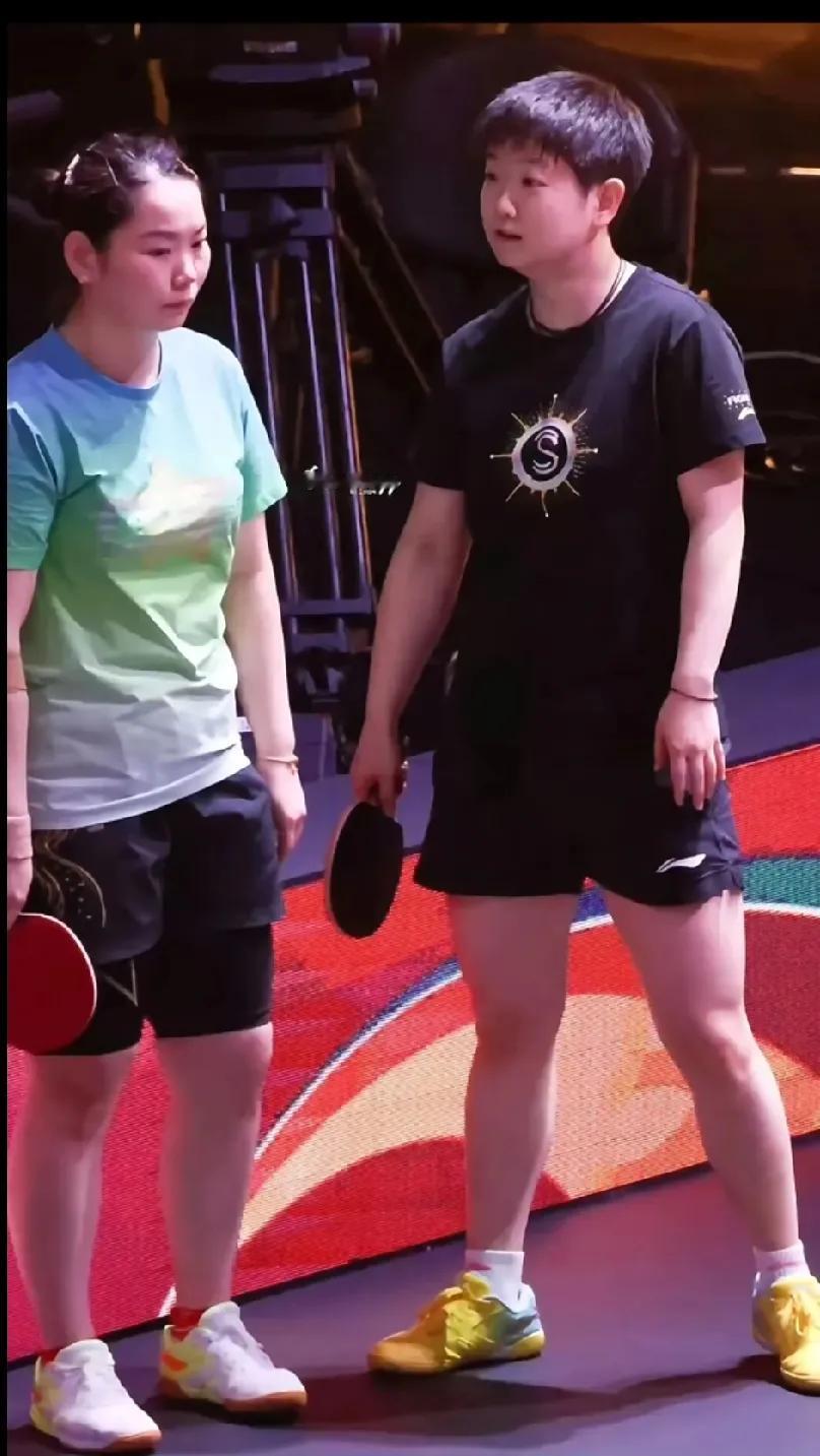 莎姐和卓佳这对活宝！家人们快瞧，孙颖莎和何卓佳这俩姐妹花又整有趣事儿了。咱