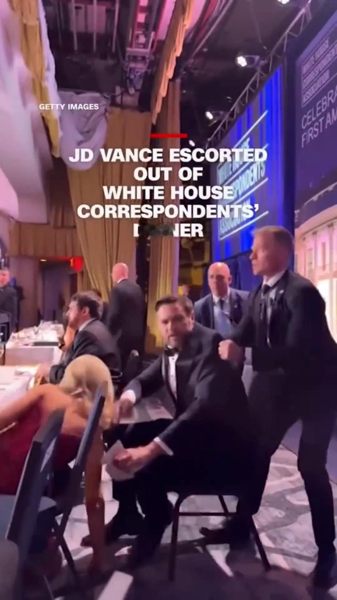 美国网友终于看出破绽了，提出质疑：为什么先救万斯？事件中，万斯比特朗普更早被特