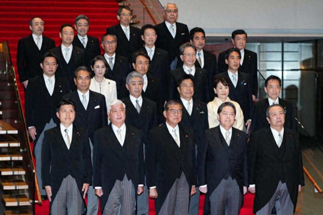 /日本为什么首相和内阁换来换去，可国家却一直很稳定？原因其实很简单，首相不过是个