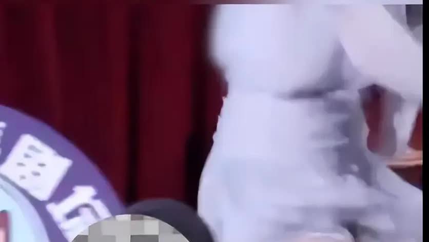 沈阳男子摸腿的女脱口秀演员这下火了，她叫莹莹，长得肤白貌美，一双长腿吸粉无数。