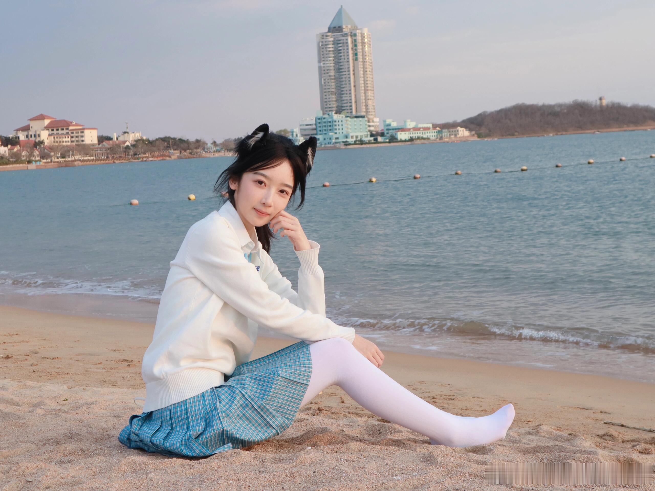 白色丝袜搭配蓝色百褶裙，海边沙滩上的学姐～​​​