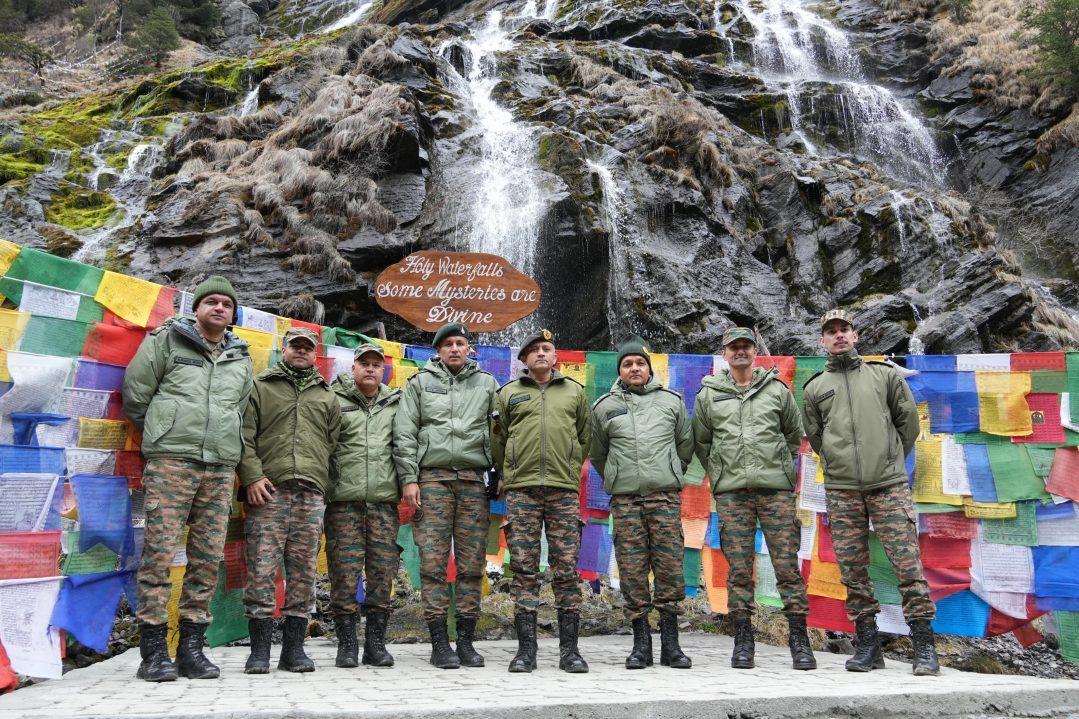 印军新上任的第四军军长尼拉吉·舒克拉中将前往藏南达旺地区中印实控线一线视察了当地