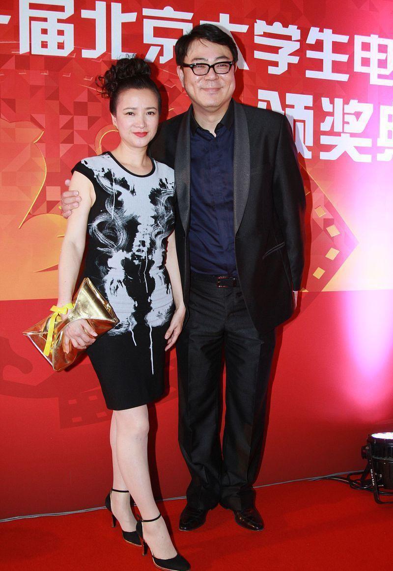 何晴不愧是昆曲出身的演员，仪态气质没得说，她就是一朵美丽的女人花，魅力不逊色年轻