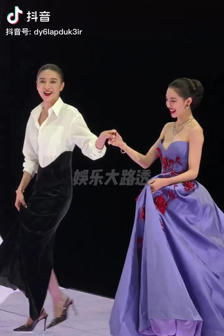 在抖音电影奇遇夜的红毯上，宋佳与钟楚曦手挽着手现身。钟楚曦的造型是赫本风的，美到