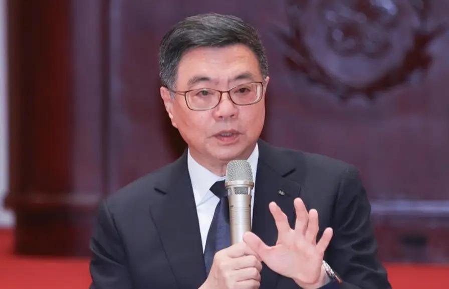 台“行政院长”卓荣泰今天上午前往“立法院”进行施政方针及施政报告并备询，会前接受