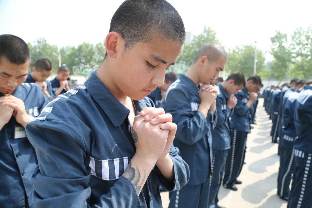 14岁的蒋某某，护送15岁的同班女同学回家，这本该是一段青春友情的纯真画面。
