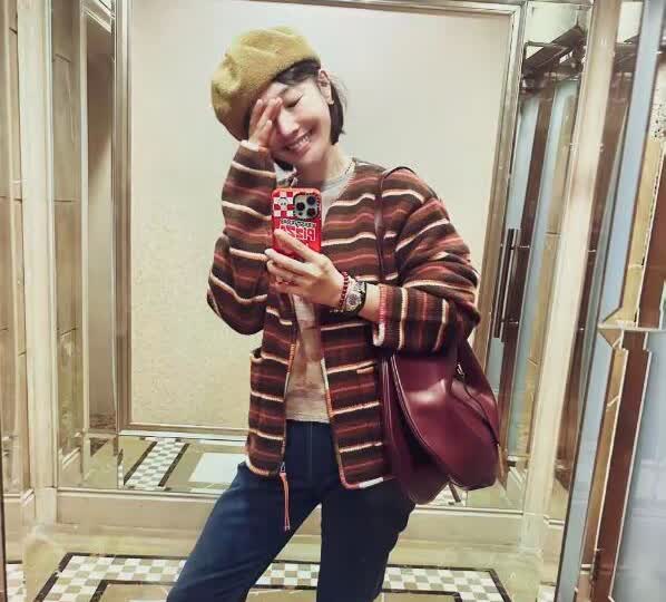 白百何带两个儿子去西藏旅游，大儿子已16岁了，母子站一起简直就像姐弟，四十
