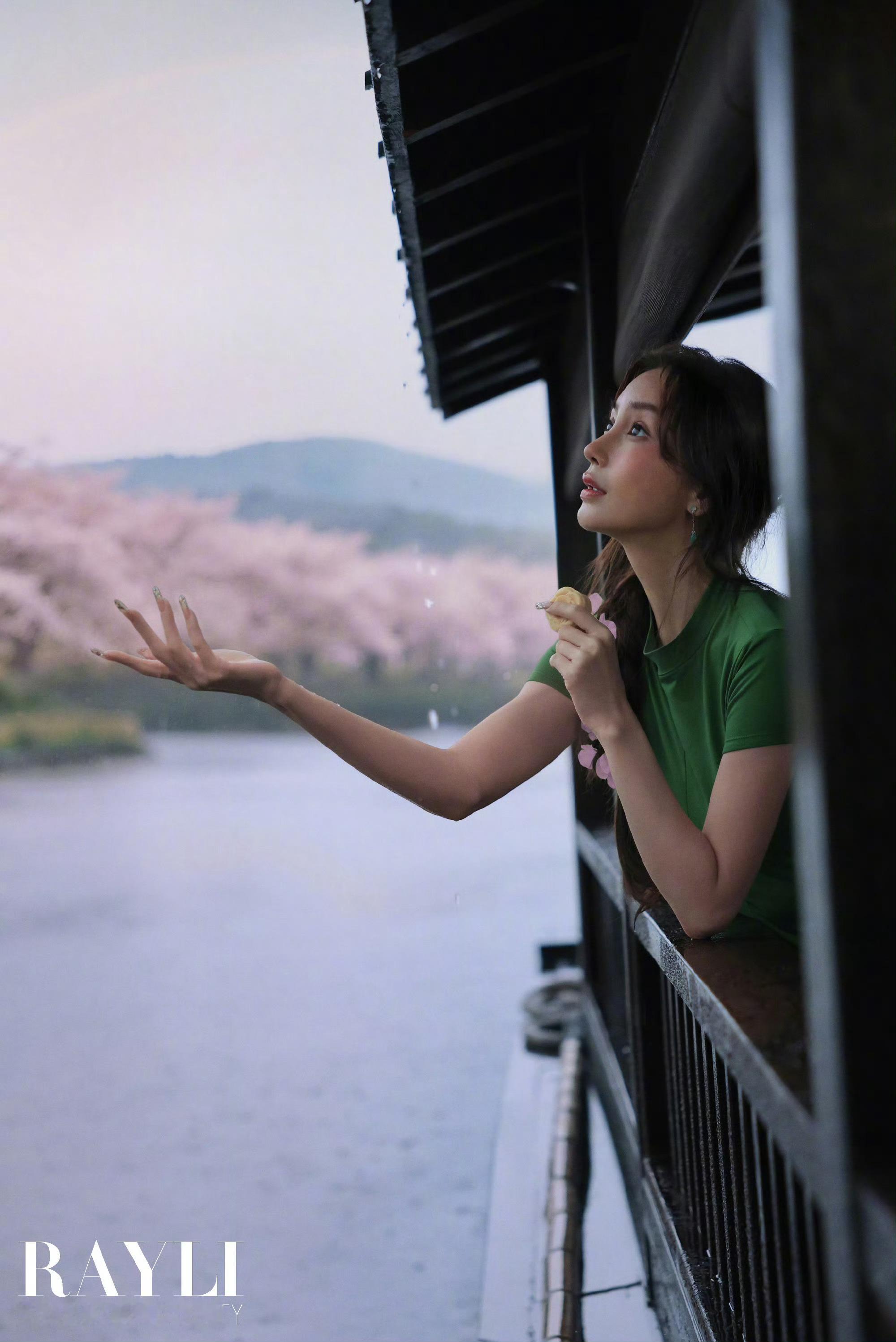 Angelababy瑞丽服饰美容五月刊封面大片，落樱、春雨、乌篷船…氤氲这江
