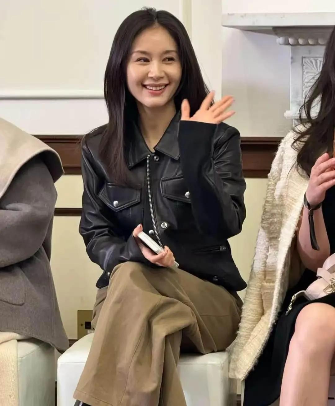 真的被王子文这组生图惊艳到了！😲一身黑皮衣搭配卡其裤，简单又干练，真的又酷又