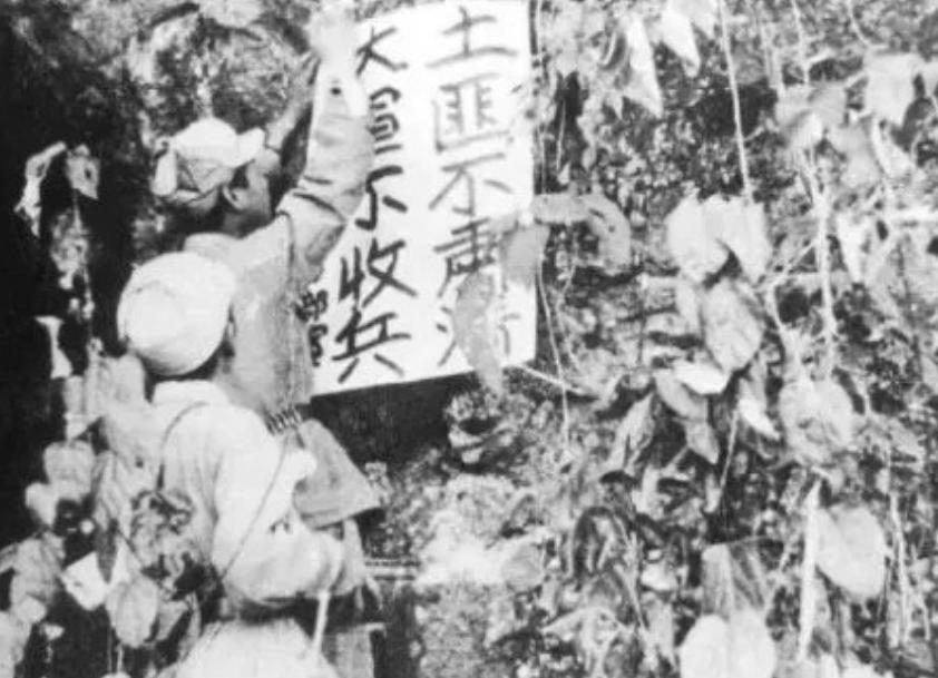1950年剿匪，一个战士盯着一个尼姑的胸脯，排长见状："敢违反纪律，看我不关你禁