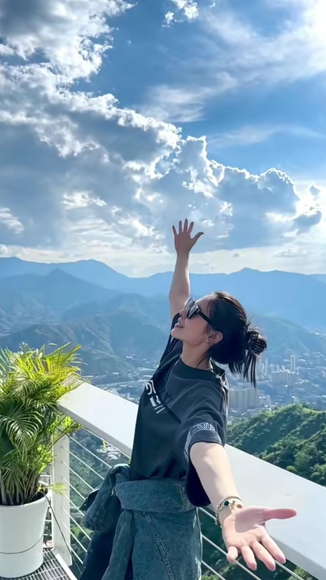 【随着赛季结束，女篮名将王思雨带领四川远达女篮重回巅峰，拿下2025/26赛季W