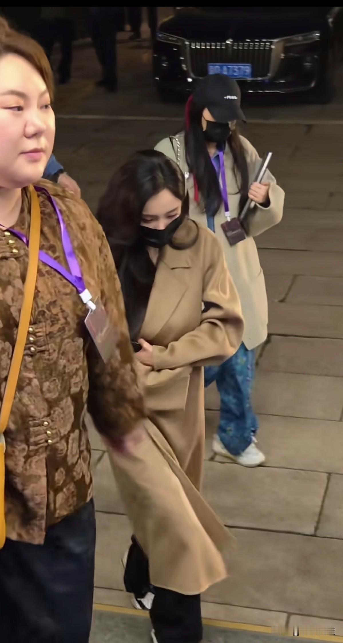 四十岁的杨幂不愧是内娱的当家花旦，颜值和气质还是很高的，走到哪里都是人们关注