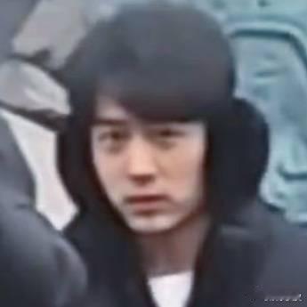 肖战一走完戏立刻穿羽绒戴耳罩肖战拍完就奔向羽绒服和耳罩肖战新剧《小城良方》新路透