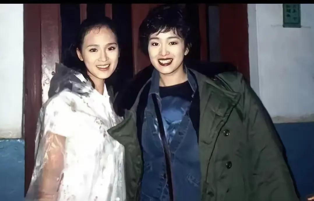 巩俐有个替身叫周显欣，据说她认真到让剧组都有些头疼。导演盯着监视器，看到两张几乎