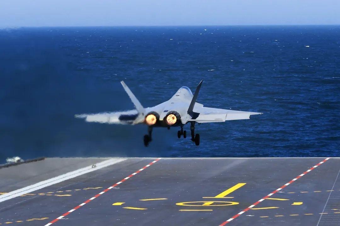 歼-35、空警-600和歼-15电磁弹射起飞离舰的高清照来了，怎么样，“山东”舰