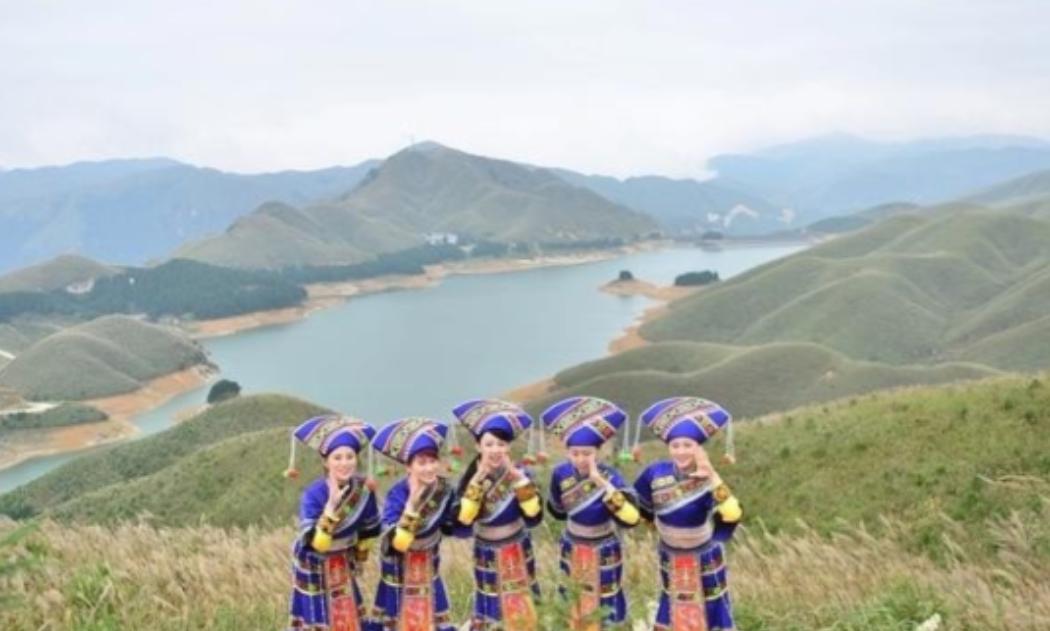 1958年，远在美国的李宗仁看报纸上登着“中国广西壮族自治区成立”的新闻，很疑惑