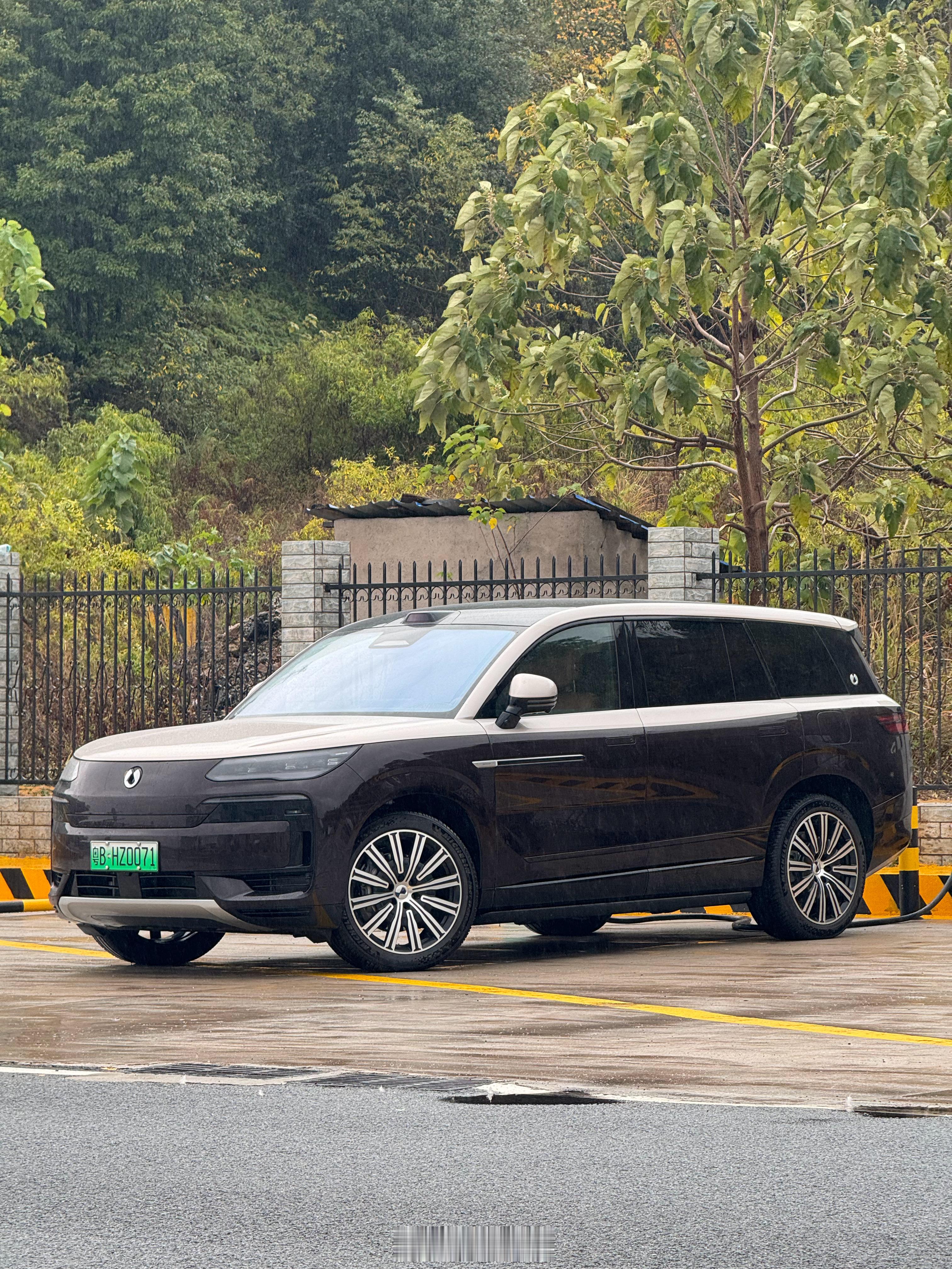 进服务区休整一下顺便充个电然后再一口气干回深圳赣州