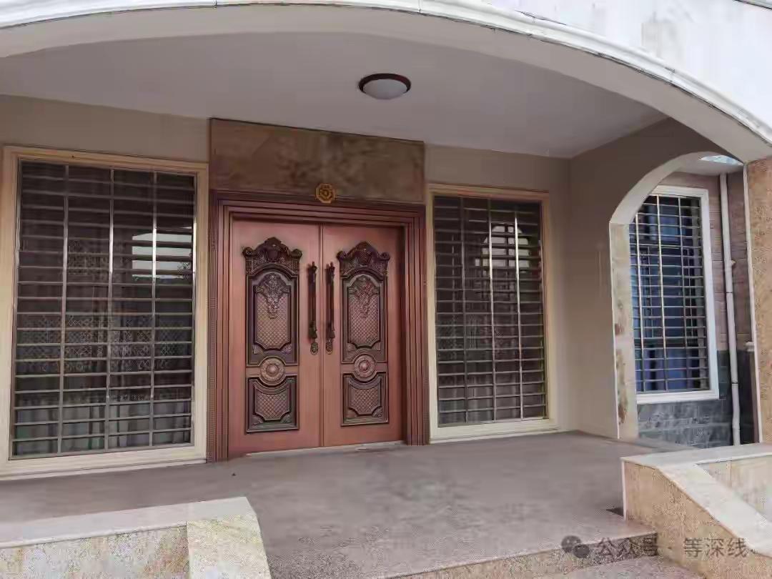 这是佘智江的老家，老屋不老，看着很新，很漂亮，这在农村是很好的别墅了，看来这一幢