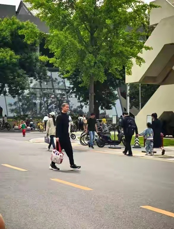 天才学霸北大韦神，剪了头发，人变得精神多了！