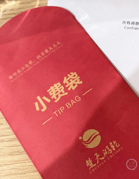 花数千乃至上万元坐游轮,图的是一份舒心和尊贵。可当行程临近尾声,服务员微笑着递来