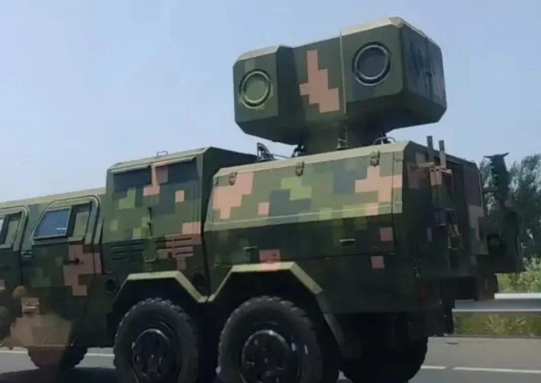 [呲牙笑]猛一看还以为是机器人瓦力（WALL-E），原来是咱们的新型激光防空系统