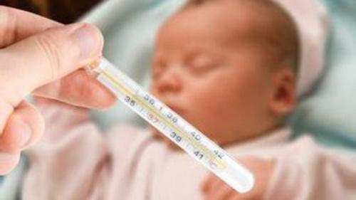 孩子发烧应该“捂汗”吗? 宝宝科学退烧, 最好都按这两步来!