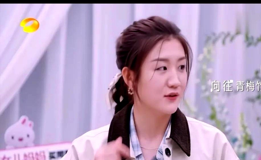 陈梦这是官宣吗陈梦说她心目中理想的样子是很小的时候两个人青梅竹马，一直到